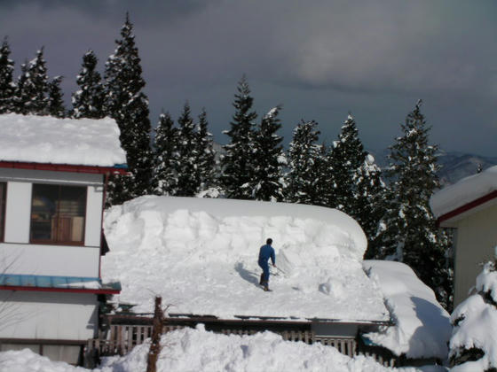 13：31　リフト乗車中に見た屋根の雪降ろし。優に100cmは越えている感じでした