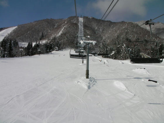 13：40　ハーレシート(クワッド)乗車風景。右にパークが見えます。シートの雪払いをノズルの長いエアガンでやってましたが、初めて見ました。