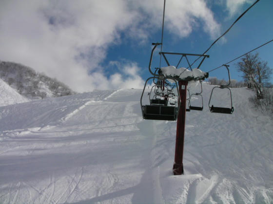 14：07　ノバシートと山頂尾根コースと両脇の新雪帯