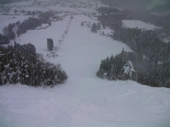 15：09　37度の壁上部から。荒れた雪が固まり始めていてターンのきっかけが出来ず、上手く曲がれませ～ん