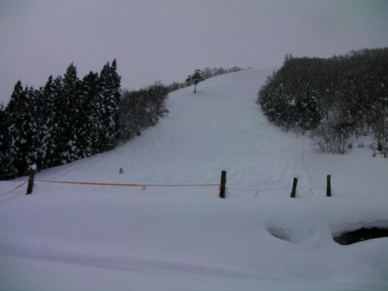 15:18 画像に写っている少女が中ほどで難儀していたのでアドバイスしながら(自分の休憩かも?)やっとの思いで降りて来ました。最後は右側のロープ沿いに残っていた新雪の中を降りましたorz