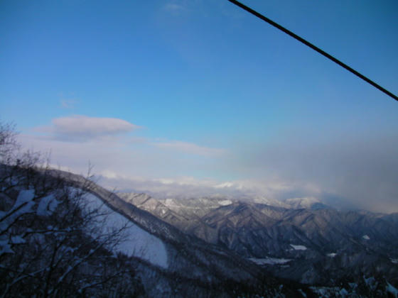 15：36　今日一番の視界良好。多分北アルプス方向？乗鞍は雲の中で見えず