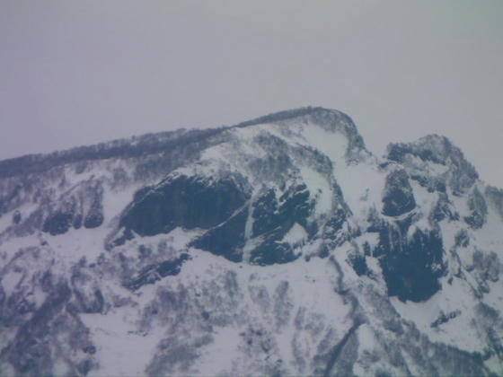 9：30　駒ケ岳の大つらら(画面中央の縦の白い線)