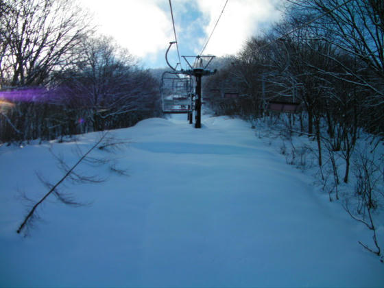 9：39　山頂行きのリフトが動くのが見えたので飛び乗りました。凡打も強制連行です