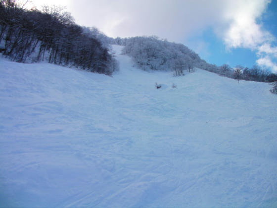 10：43　やれやれやっと終点。谷コースの上に出ます。リピートするなら直ぐに山頂ペアに乗れます