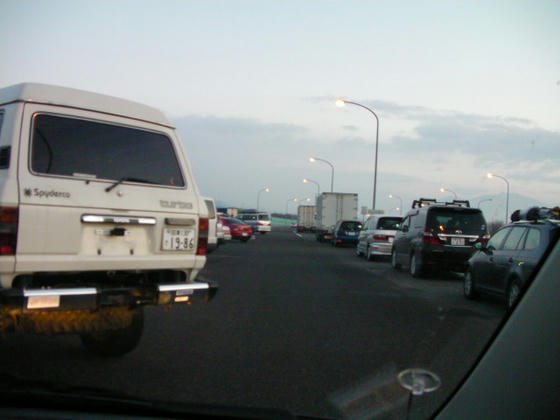 648　小布施PAはいつに無く車が多い。右側はラインの無い部分