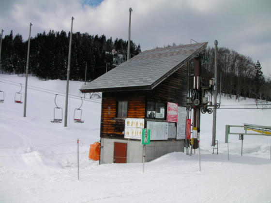 1145　平均積雪量はもっと多いのか？リフト小屋の基礎が見えています。