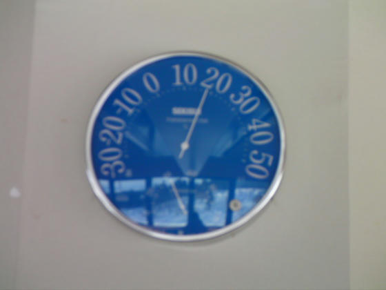 1334　休憩所ブルースカイ内の温度計＝18℃　円形のガラス張りの建物なので暖房器具は無くても暖かい。