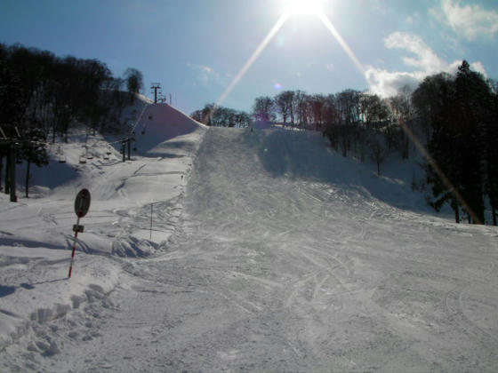 1346　コスミックBの壁。画像左の脇は雪崩防止で封鎖。右側は滑れた