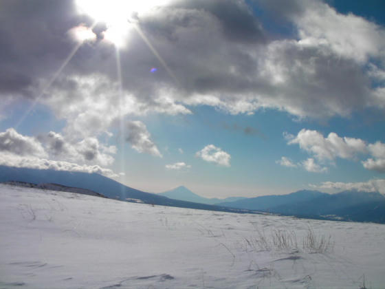 916三度目の正直でやっと富士山を拝めました。左の八ヶ岳は雪雲の中、右手の甲斐駒と鳳凰三山は良く見えました