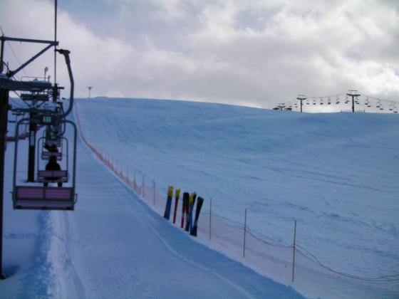 1436　圧雪がふかふか過ぎて講習に使えなかったメインバーン。強風で雪が飛んできてリセットされつつありました。ノートラック部分は風紋ができていました