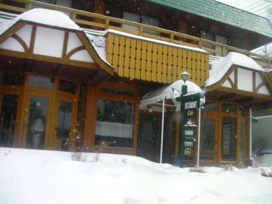 レストラン・カフェ系　営業中の看板はあったが雪搔き具合からすると本日休業かも？