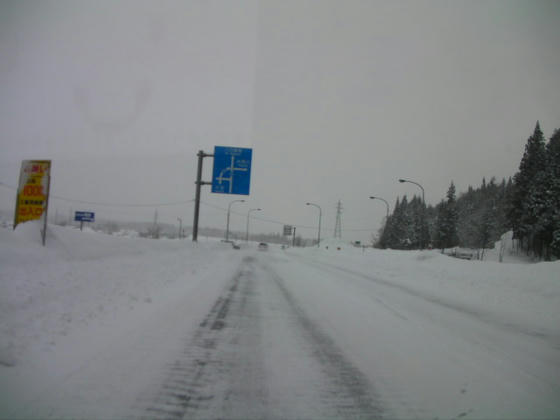 815 オリンピック道路の地吹雪地帯も今年は雪の壁が出来ていました