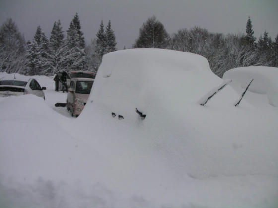 841 栂池第2P。大雪で車の原型留めていません。ワイパーが見えるので車と認識できます