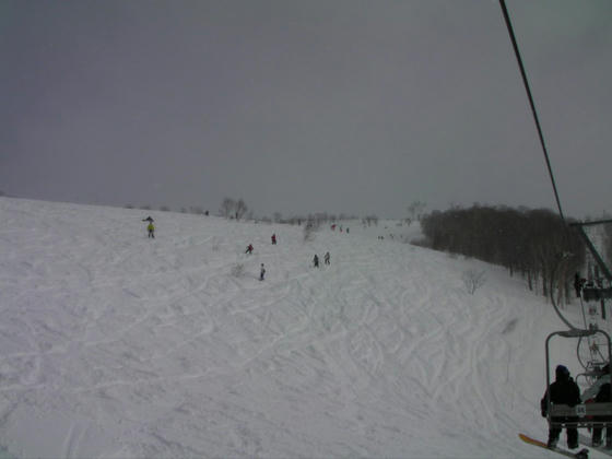 1020 栂の森ペア。御殿場Cに向かう斜面は未圧雪の新雪。パークの向こうにはノートラックバーンが…しかしロープが張られていました
