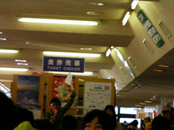 1512 トークショー開始。左がFM長野小林新(こばやしあらた)アナウンサー。右がFM富山の…失念orz