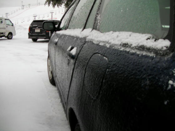846　車のサイドドアも凍り付いています