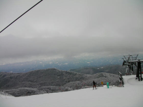 1540　第2リフト乗車中、戸隠連山、飯縄山方向