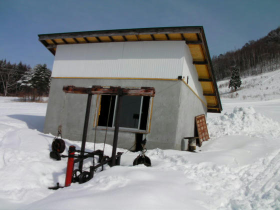 1304　山頂動力室。コンクリート部は新築ですが、建屋は廃材再利用な感じでした。動力・ワイヤー・搬器は昨年までのものをそのまま使っています