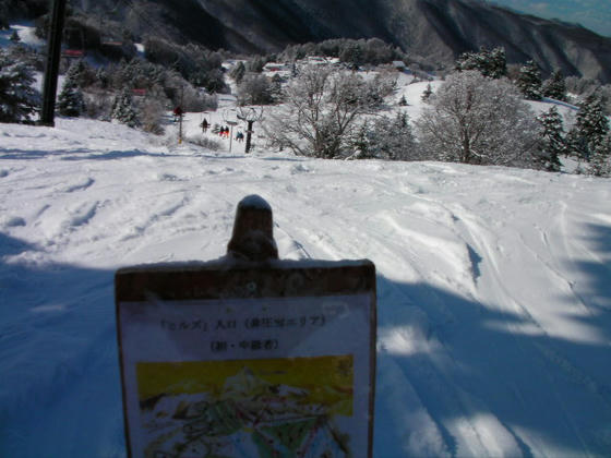 958　整地を滑り終え、未圧雪に移ります。まずはヒルズライトから