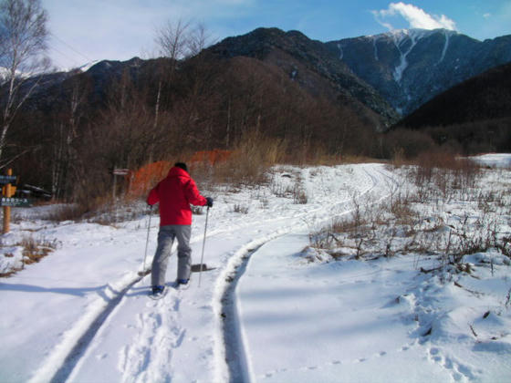 1449　あまりの荒れ様と雪の少なさに撤退しようかとも思いましたが、時間があるので登ってみました。凡打製造機はスノーシューで、私はアルペントレッカー＋シールです