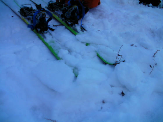 1528　山頂部は2～3cmの最中雪でした。掘って見ると積雪量は30～40ｃｍ。所々氷の層もありました。