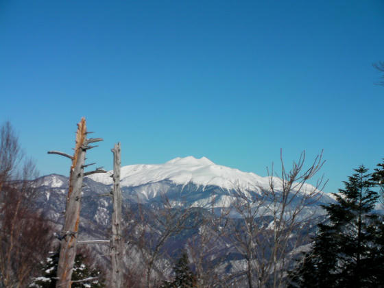 844　まずは乗鞍岳。真っ白な雪面と抜ける様な快晴の水色のコントラストが綺麗です