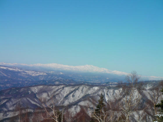 遠くに浮かぶ白山！ここまでの視程があるとは思いませんでした。超ラッキー!!