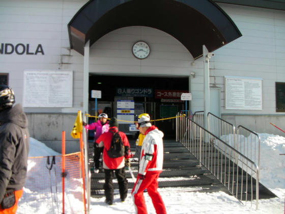 818　ゴンドラ駅前。数人並んでいました。830を待たずこの後直ぐに改札開始となりました