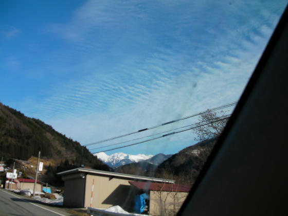 1601 前山の谷に沈みそうな乗鞍。R158より