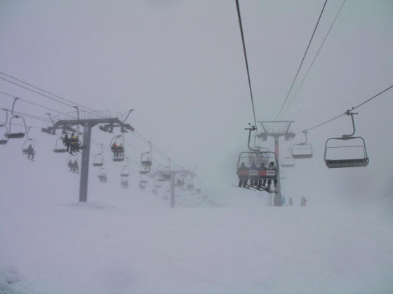 1033 長峰クワッドL1050m メインGのクワッドなのでかなり混んでいました。降り場は一山越えた所です