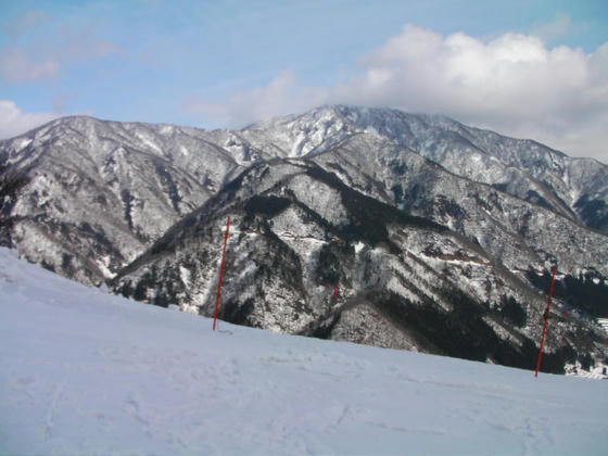 1403　山頂の対面の山＝東側