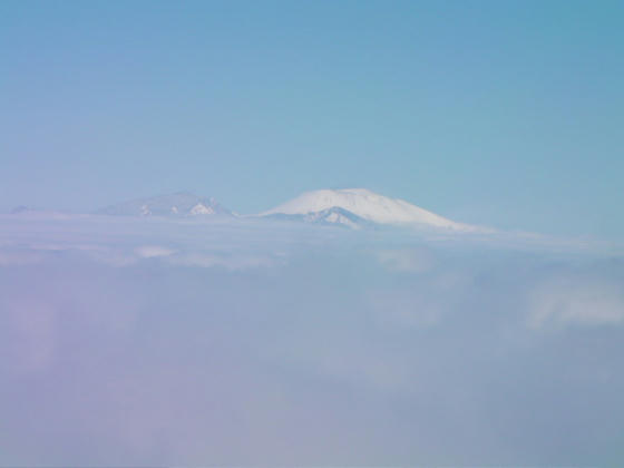 1226 浅間山と黒斑山(?) 頭だけ出ていました