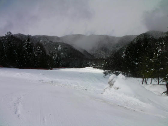 1103　上部のパノラマCは雪不足でもう終了まで営業しないとの事で整備もされていませんでした