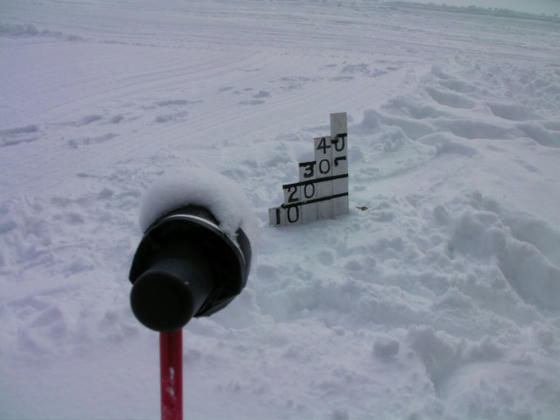 1152　昨夜見たとき、このライトが左を向いていて積雪計が良く見えなかったので直しておきました。簡単に回ったので、風で動いてしまったのかも？