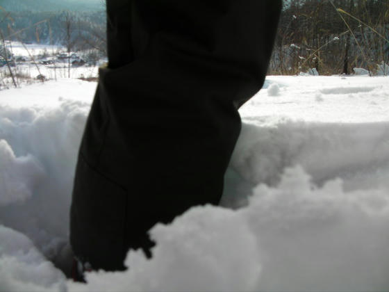 1608　ブーツで掘ってみるとこの程度の積雪