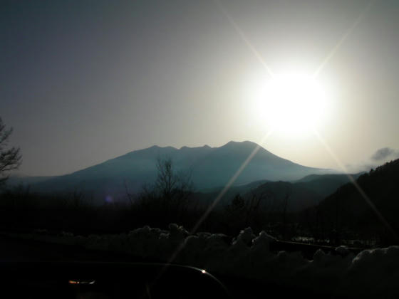 1634　木曽町に入るとあの雲が嘘のように消えシルエットの御嶽山と夕日が美しい