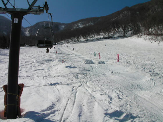 1332　朝一はコンディション不良でリフト運休でしたが、緩んできたので運行しました。ステッカーを貰ったので公認A級モーグルコースを「見に」来ました