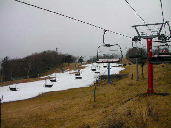 904 クワッドの隣のペアは運休でした。Bゲレンデ中間部は雪残ってますが、搬器より上の見えない部分が全面融雪orz