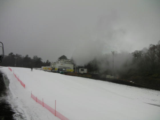 907　山頂間近、蒸気がもうもうと立ち込めていました。工場のプラントか？？？