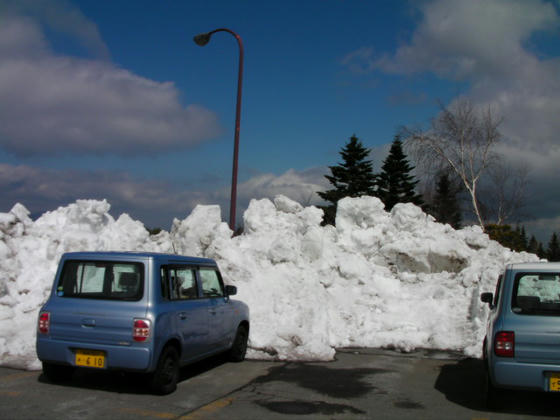 1306 車食堂でカップ麺を食べ移動します。除雪された雪が山のように残っていました。ゲレンデへ雪入れして延命策取れないのでしょうか?