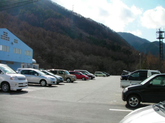 1350　駐車場の状況。このほかに大型バスが1台