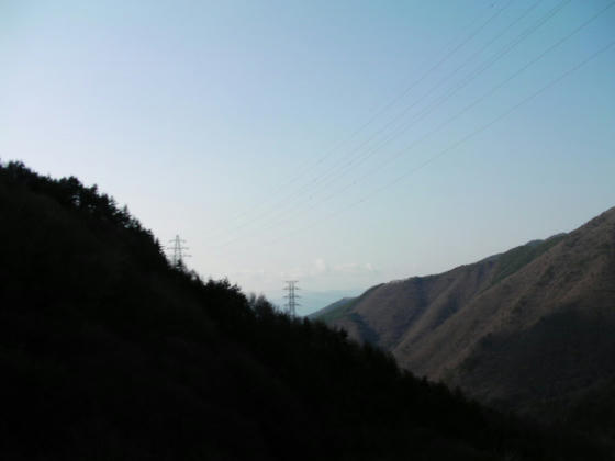 1535　霞んでますが、鉄塔辺りに八ヶ岳が