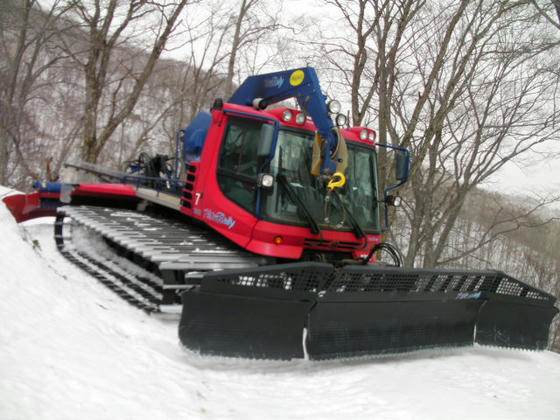 908　ウィンチ付きの圧雪車がありました