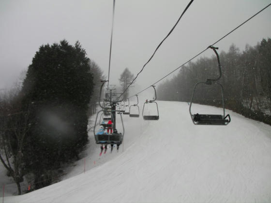1055 第5ペア872m。このリフトでフラワーCとレルヒC下部(コブ部分)が滑れます。このリフトのみ4/4までの延長が決まったようです