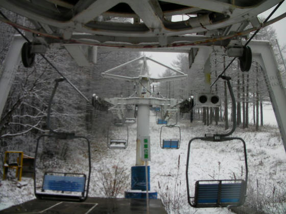 1128　やけに背もたれが長いBLUE　LINE　というか搬器が付きっぱなし…ということは夏季営業してたのかな？