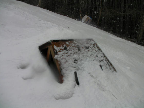 1044　下から見たエア台。何と木枠で成形してありました。なるほどこれなら少量の雪で出来ますね～