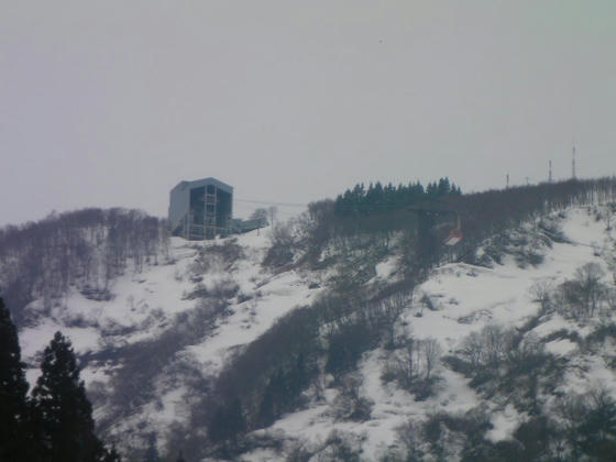 1103　湯沢高原のロープウェー山頂駅が見えました