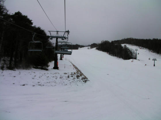 905 クワッド1本目。一時期復活した自然降雪部分も大分薄くなっていました