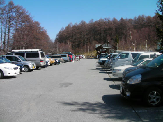 945 早朝に仕事があって出遅れましたが、上の駐車場は余裕でした。今日も多くのワゴンや1BOXでリアゲートの有る車がバックで停めてありました。不便じゃないのかな?